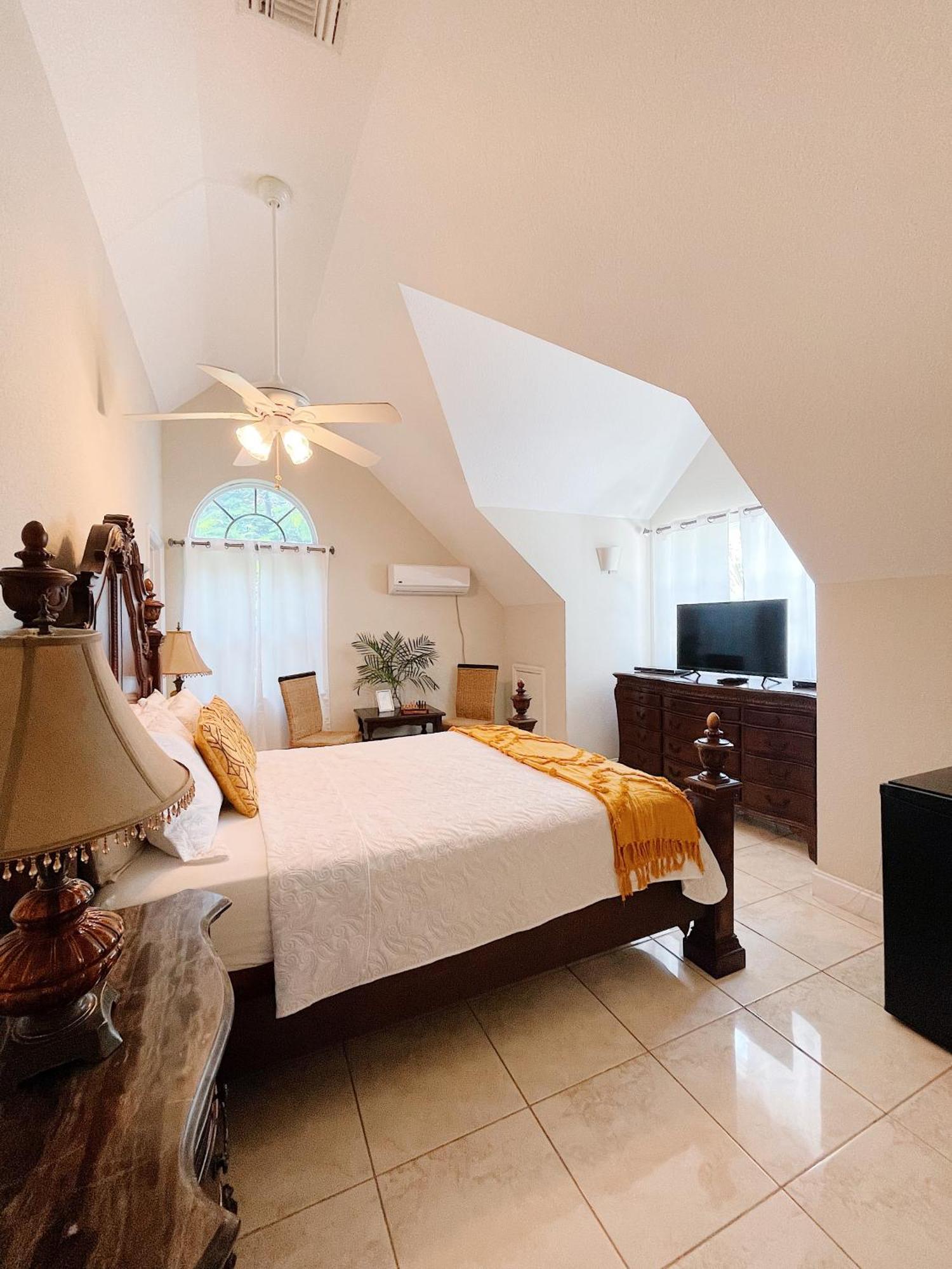 ווסט ביי Shangri-La Boutique Bed & Breakfast מראה חיצוני תמונה