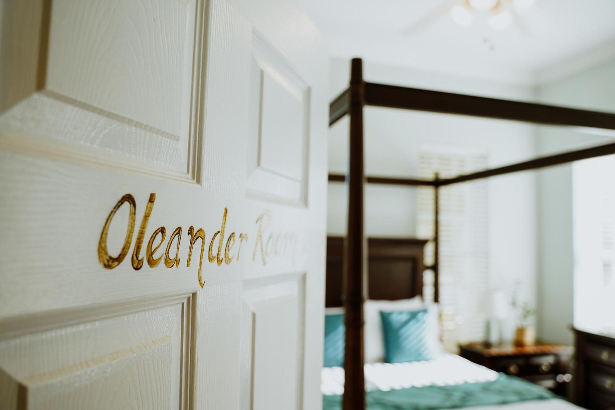 ווסט ביי Shangri-La Boutique Bed & Breakfast מראה חיצוני תמונה