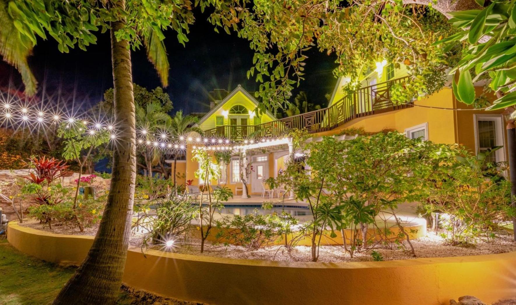 ווסט ביי Shangri-La Boutique Bed & Breakfast מראה חיצוני תמונה