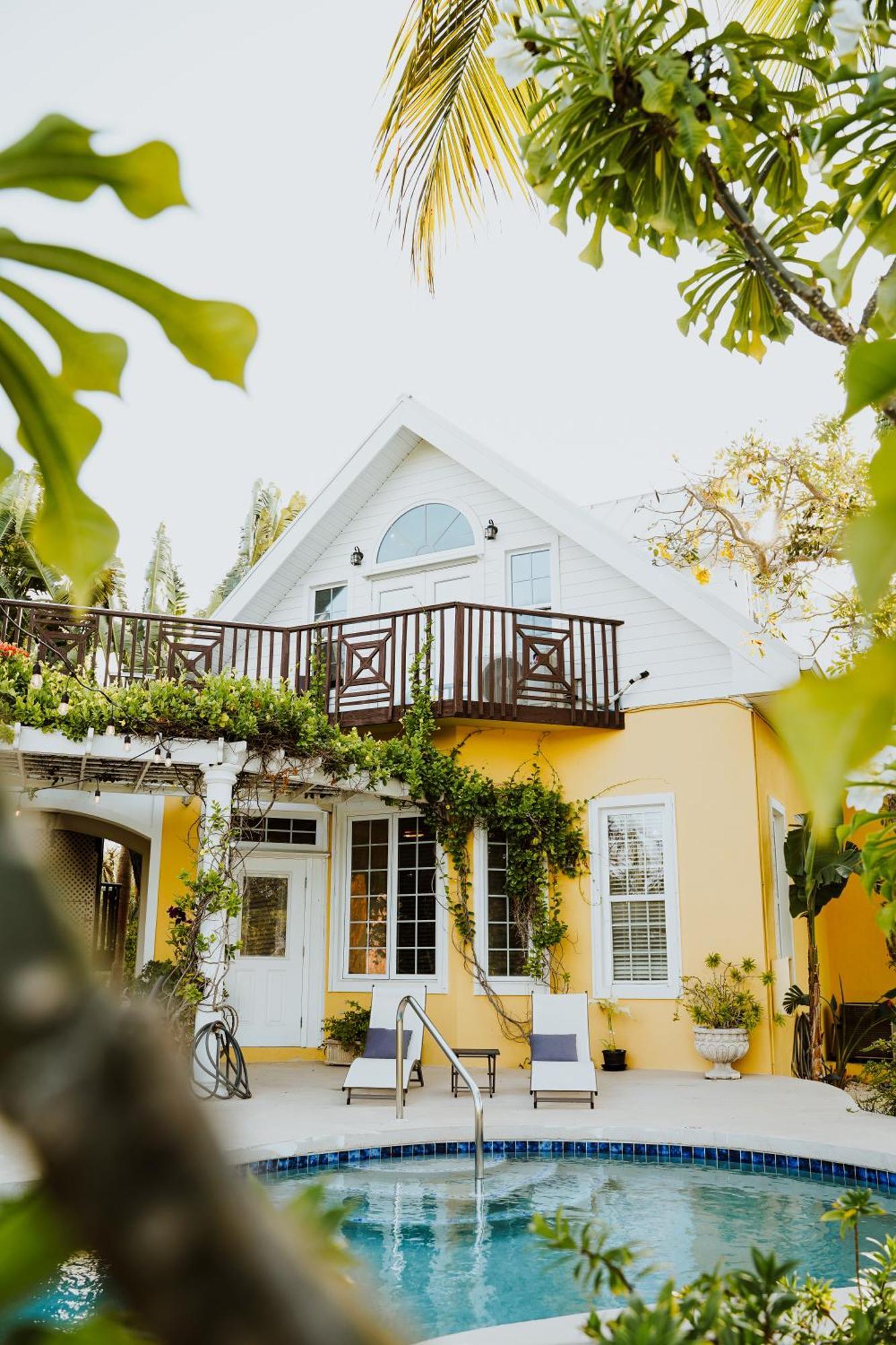 ווסט ביי Shangri-La Boutique Bed & Breakfast מראה חיצוני תמונה
