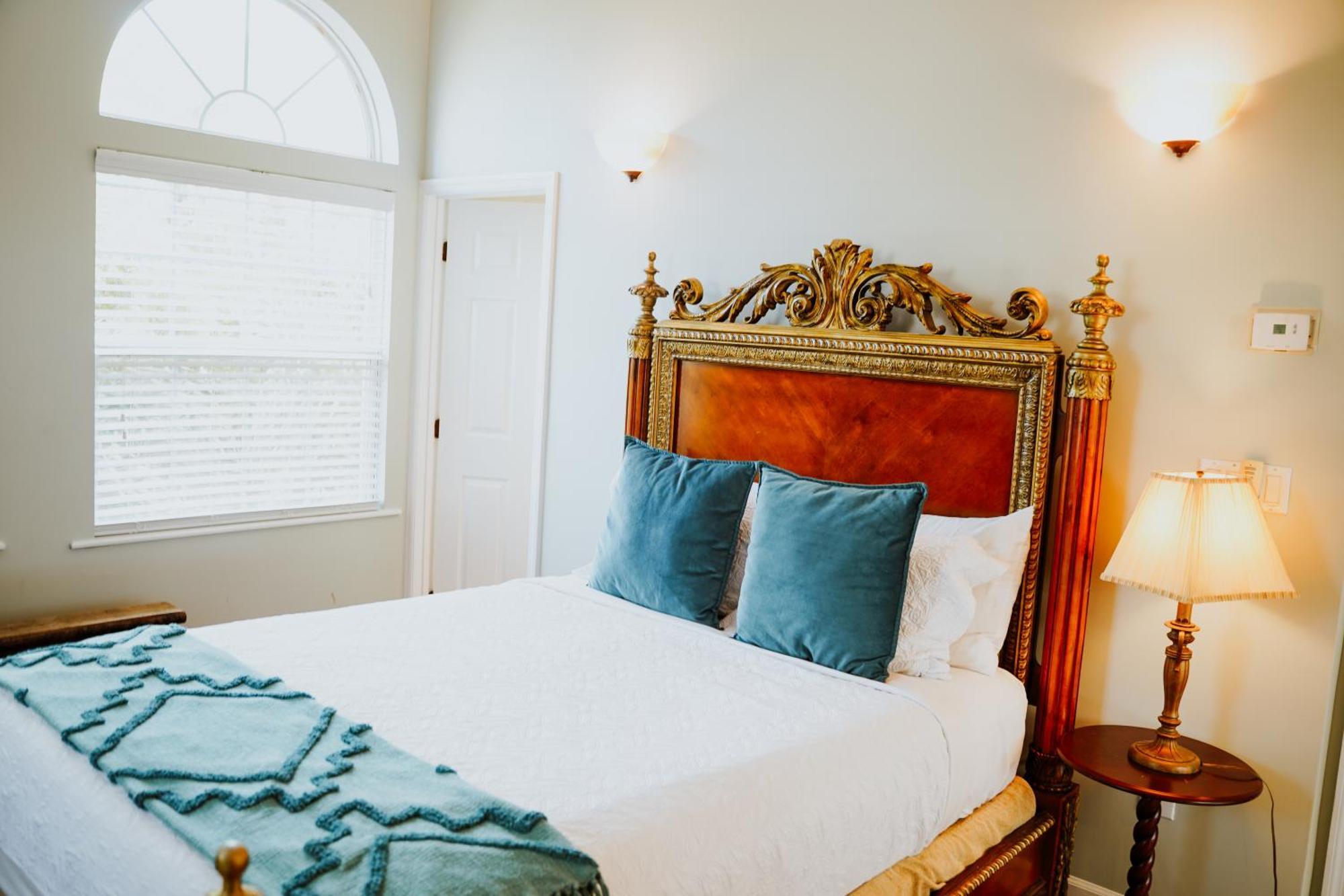 ווסט ביי Shangri-La Boutique Bed & Breakfast חדר תמונה