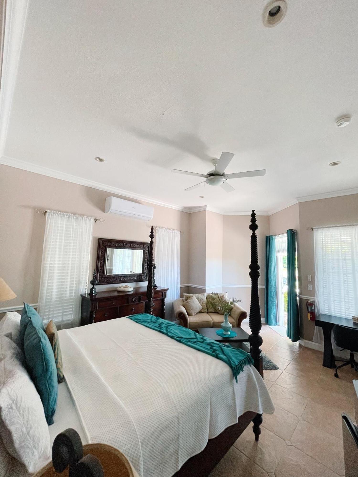 ווסט ביי Shangri-La Boutique Bed & Breakfast חדר תמונה
