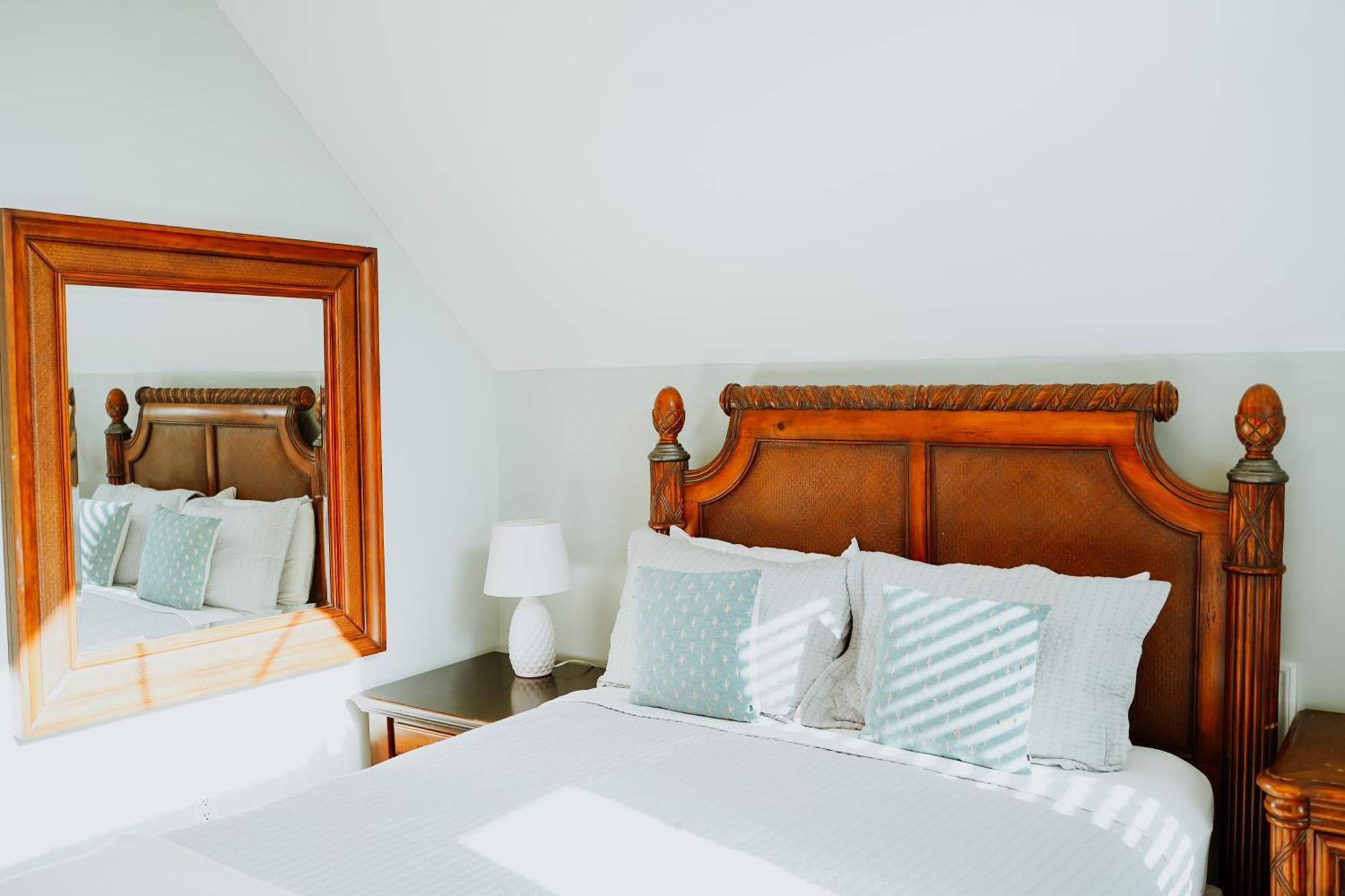 ווסט ביי Shangri-La Boutique Bed & Breakfast חדר תמונה