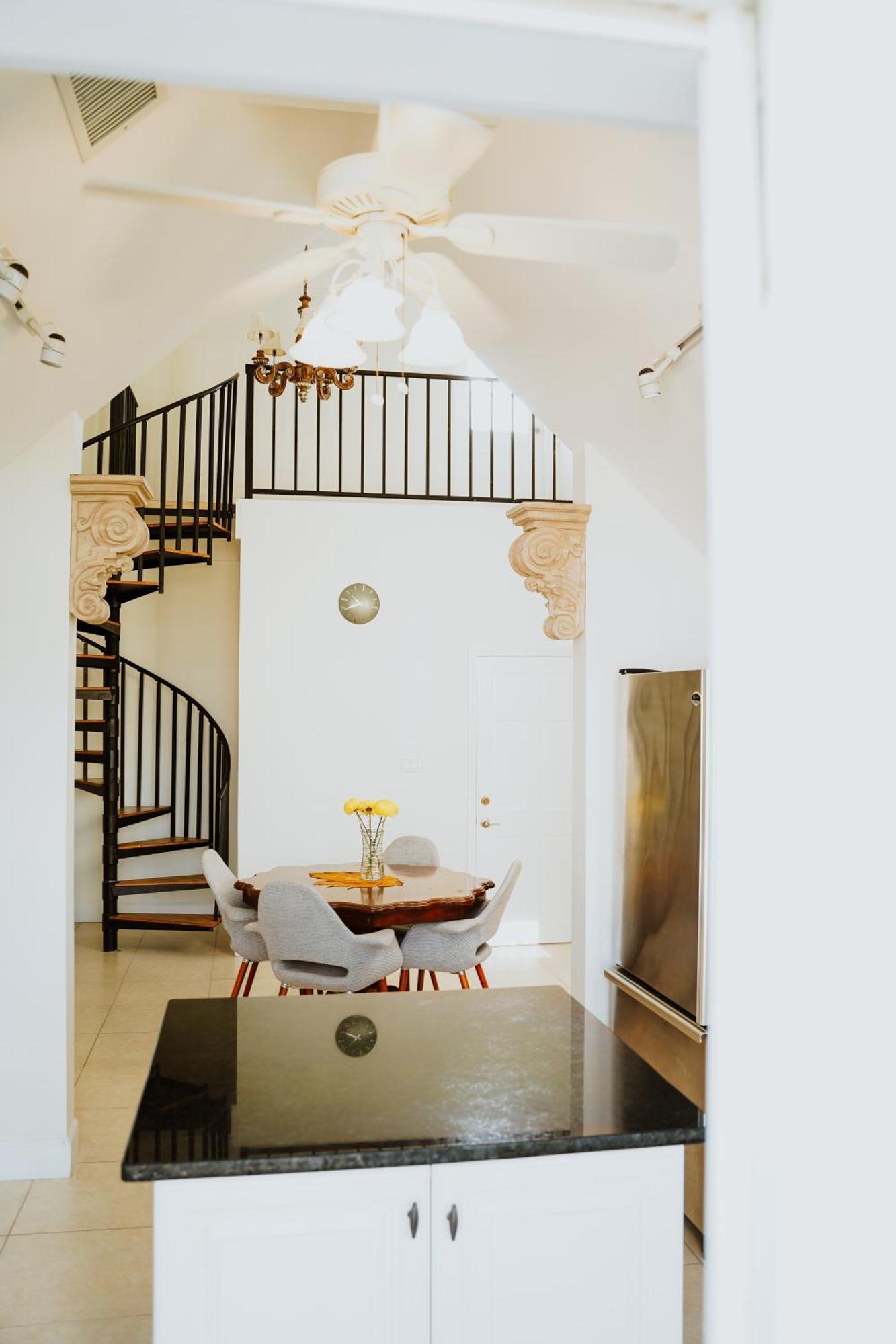 ווסט ביי Shangri-La Boutique Bed & Breakfast חדר תמונה