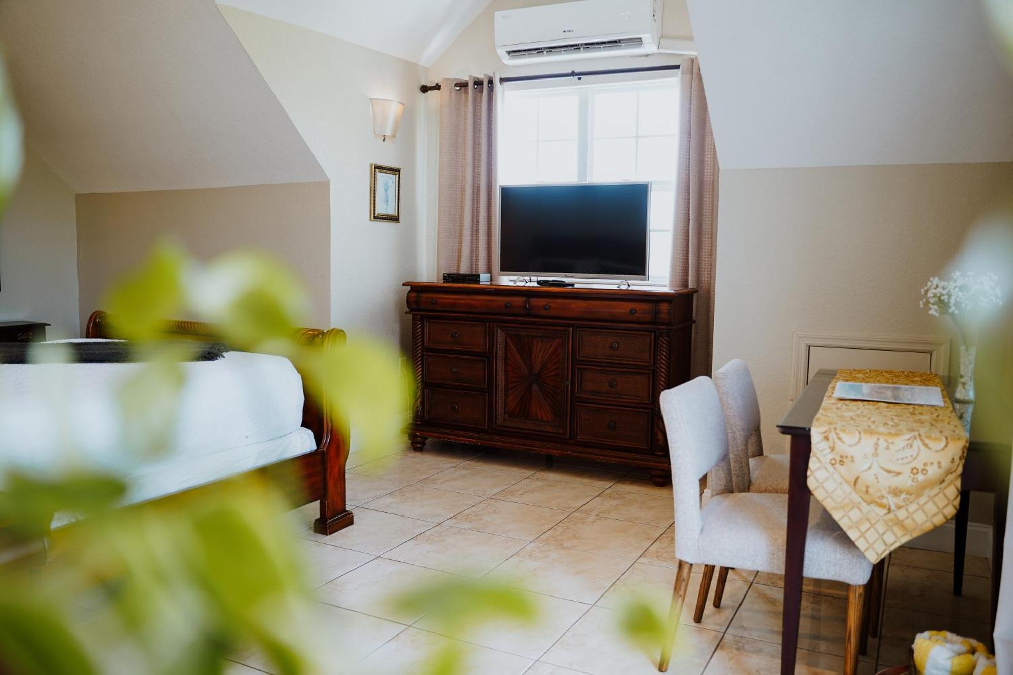 ווסט ביי Shangri-La Boutique Bed & Breakfast חדר תמונה