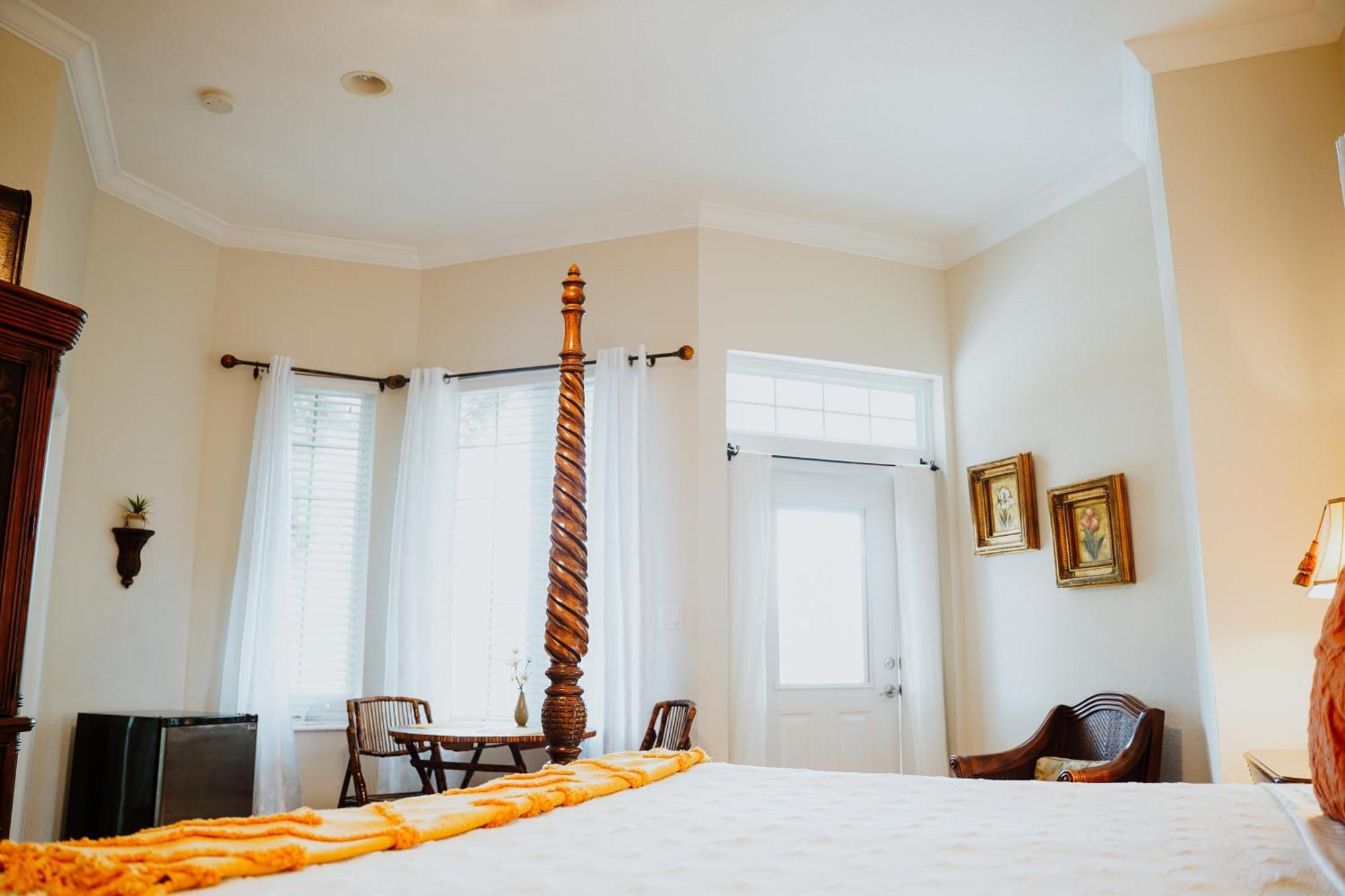 ווסט ביי Shangri-La Boutique Bed & Breakfast חדר תמונה