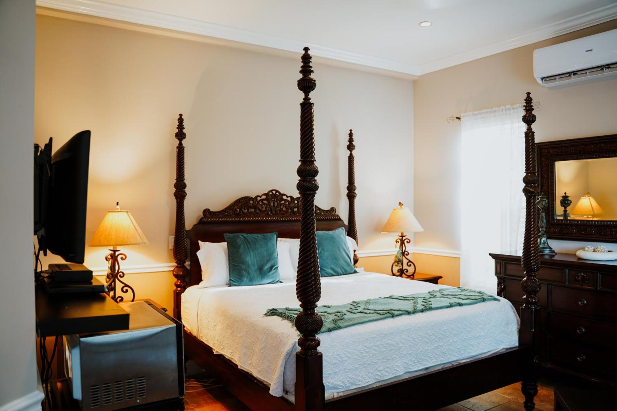 ווסט ביי Shangri-La Boutique Bed & Breakfast חדר תמונה