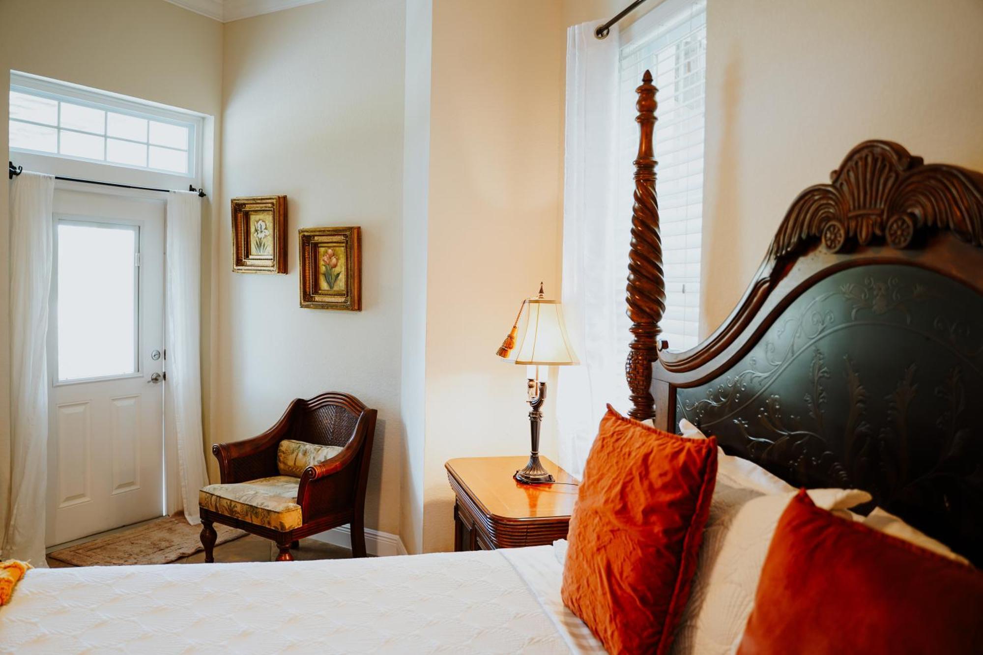 ווסט ביי Shangri-La Boutique Bed & Breakfast חדר תמונה