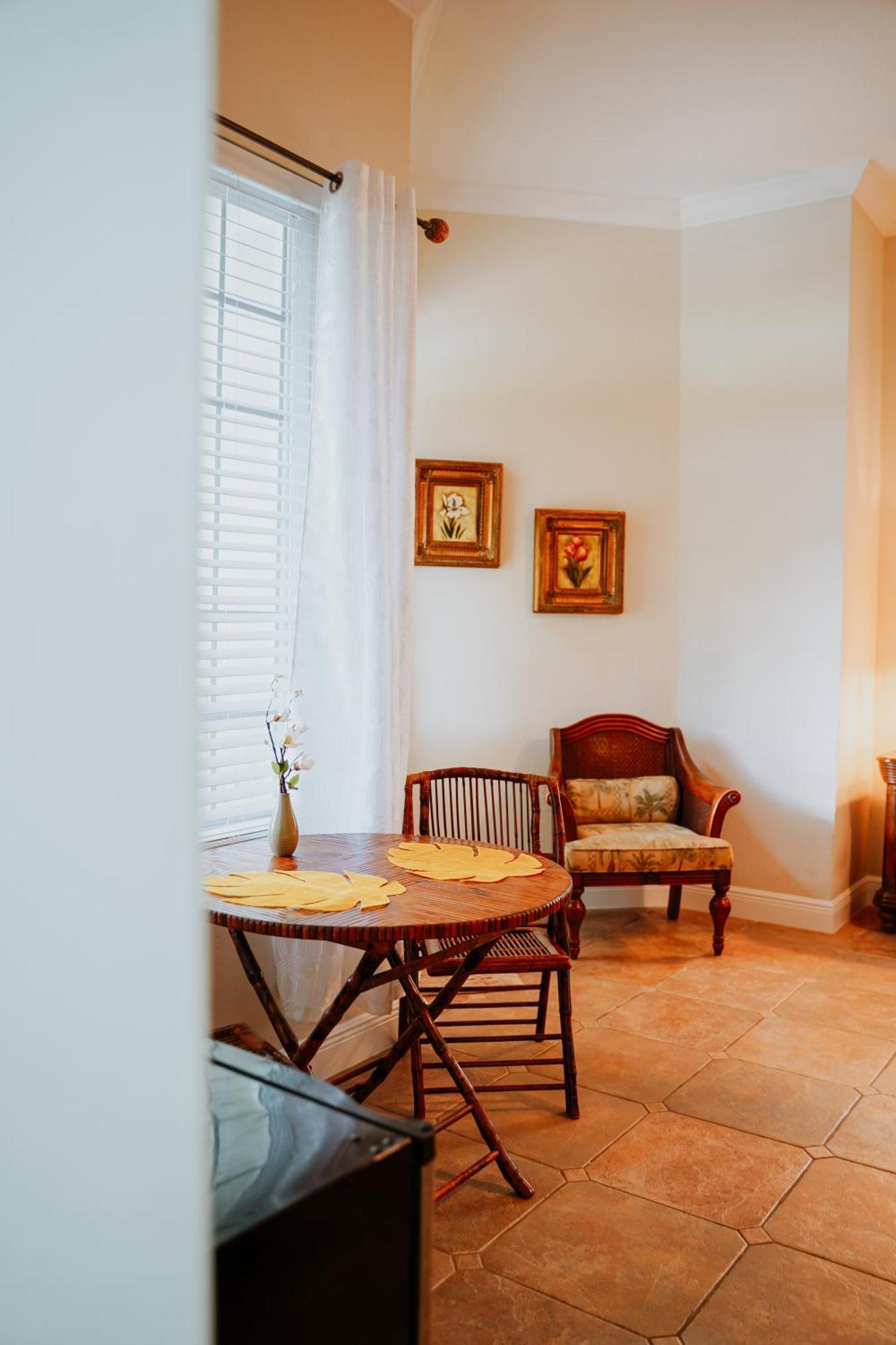 ווסט ביי Shangri-La Boutique Bed & Breakfast חדר תמונה