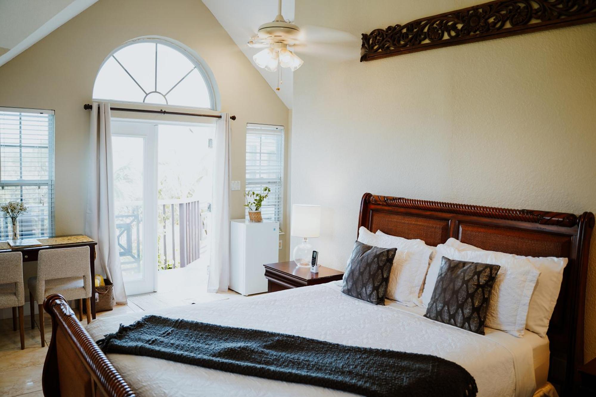 ווסט ביי Shangri-La Boutique Bed & Breakfast חדר תמונה
