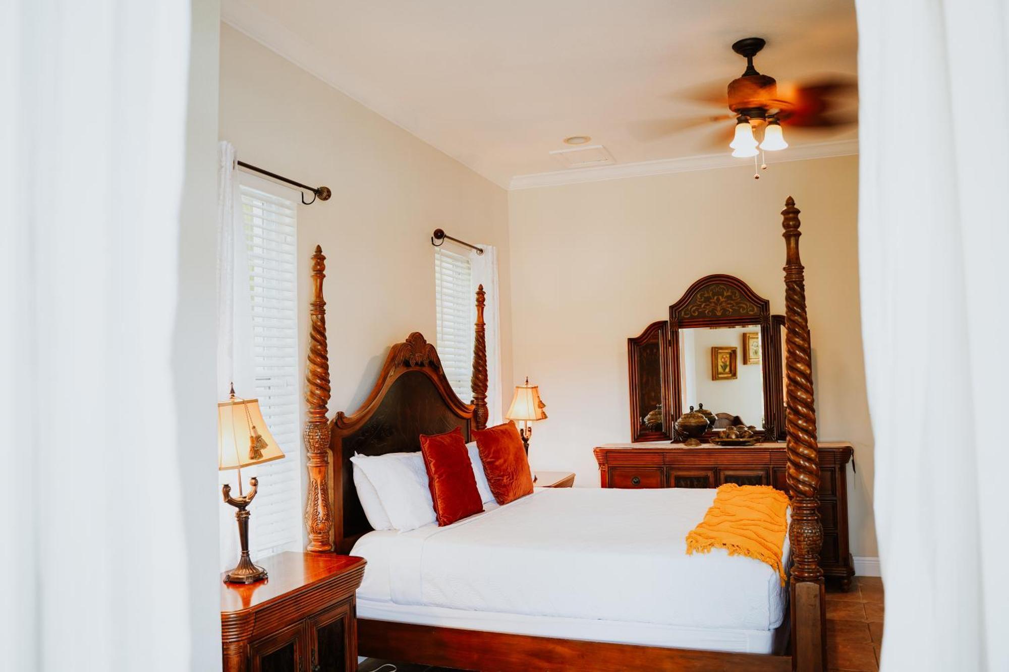 ווסט ביי Shangri-La Boutique Bed & Breakfast מראה חיצוני תמונה